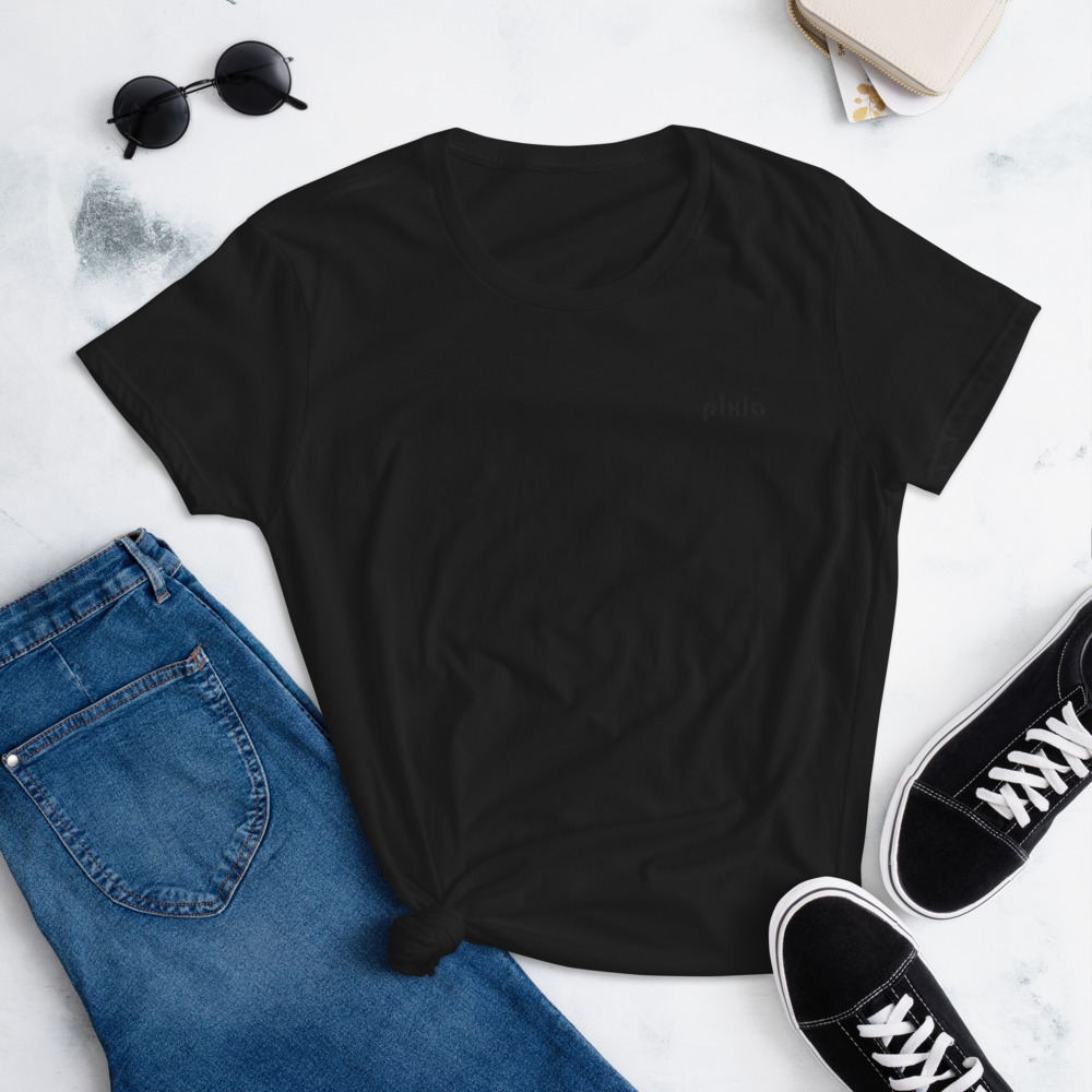 Basically your new perfect t-shirt. Pre-shrunk to make sure your size is maintained throughout several washes, and with a classic modern fit. Embroidery on chest.