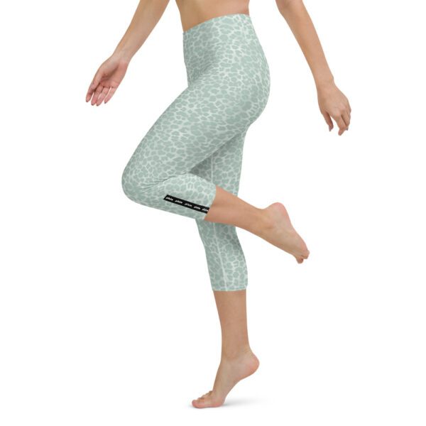 Silky soft and super stretchy - these yoga capri leggings with a high, elastic waistband are the perfect choice for yoga, the gym, or simply a comfortable evening at home.